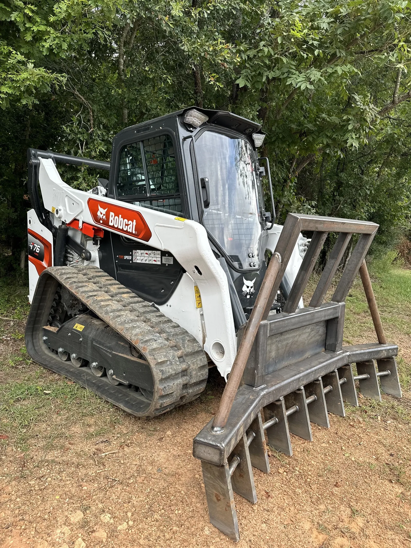 Skid steer fitted with a root grapple
